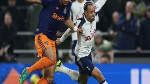 “多特6-0大胜柏林联合，联赛8轮苦战后首尝胜果，吉拉西独中四元创纪录，格罗斯贡献四助攻助威”